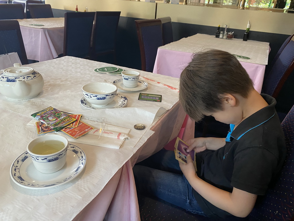 Max with Pokémon cards at the Tai Soen restaurant at the Hoog Catharijne shopping mall