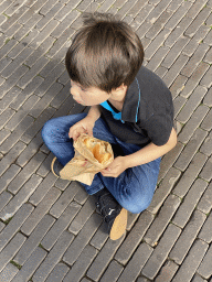 Max with an appelflap at the Vredenburgplein square