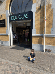 Max with an appelflap in front of the Douglas store at the Vredenburgplein square