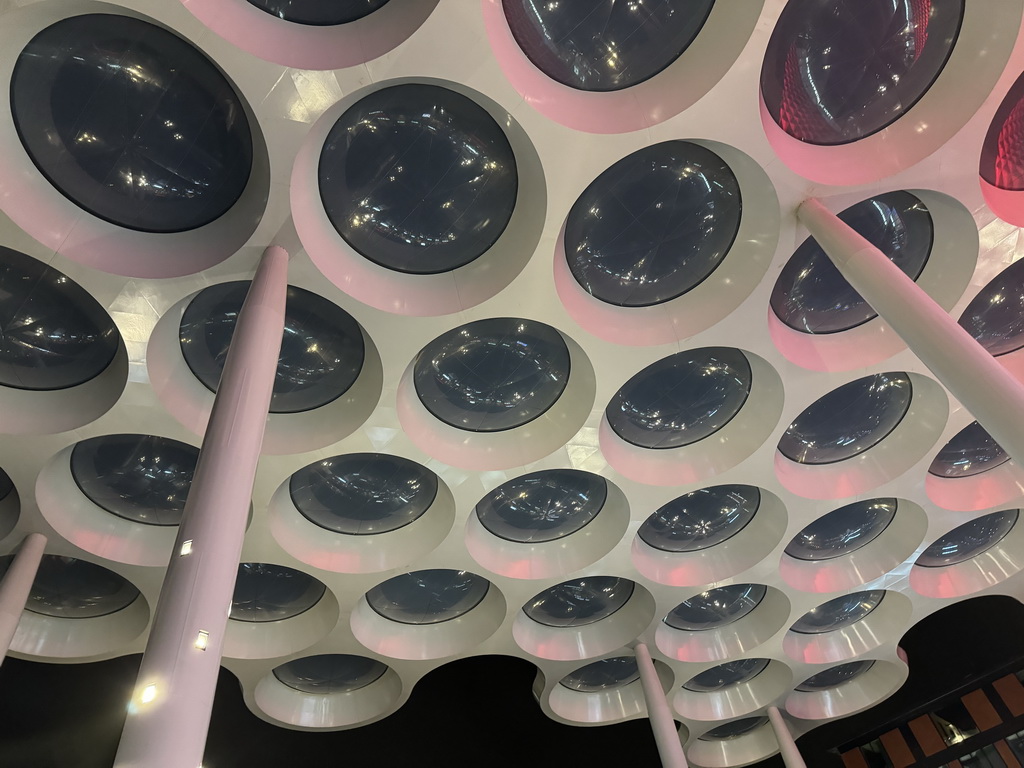 Roof between the Utrecht Central Railway Station and the Hoog Catharijne shopping mall at the Stationsplein square