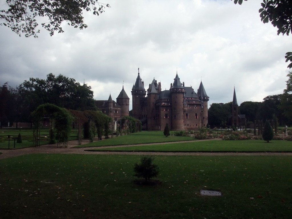 The Rozentuin garden, the De Haar Castle and the Châtelet building, viewed from the Kasteellaan street