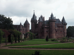 The Rozentuin garden, the De Haar Castle and the Châtelet building, viewed from the Kasteellaan street