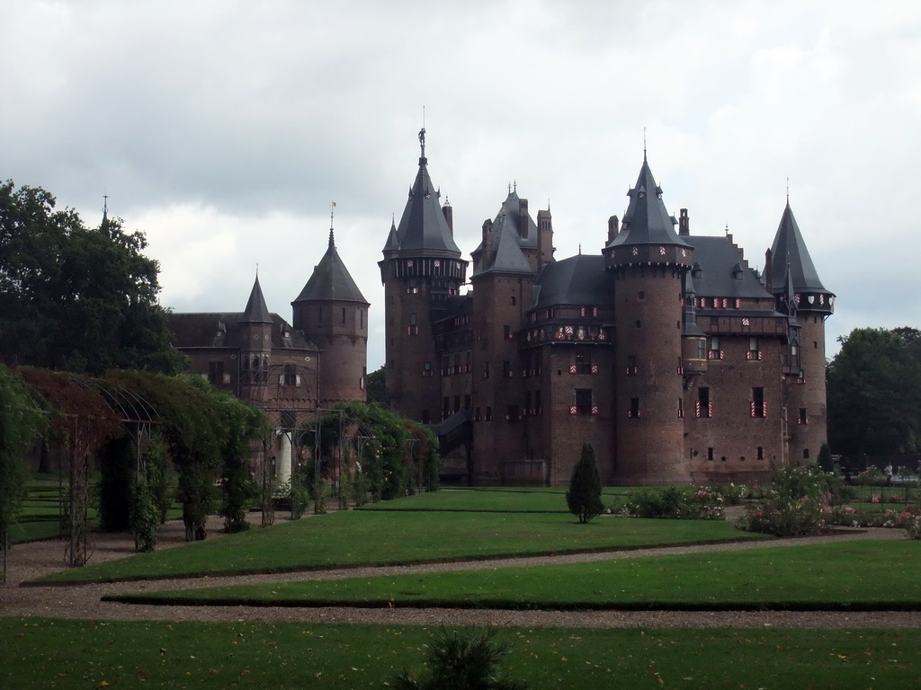 The Rozentuin garden, the De Haar Castle and the Châtelet building, viewed from the Kasteellaan street