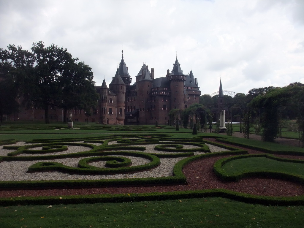 The Buxus Parterre garden, the De Haar Castle and the Châtelet building, viewed from the Kasteellaan street