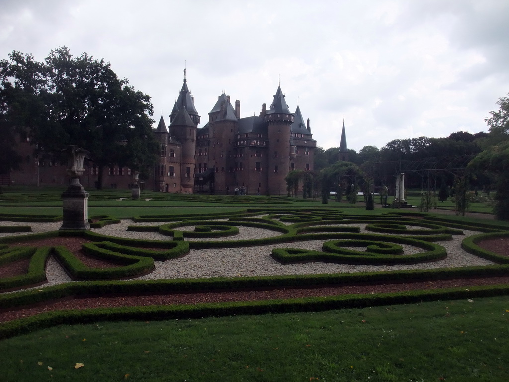 The Buxus Parterre garden, the De Haar Castle and the Châtelet building, viewed from the Kasteellaan street