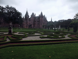 The Buxus Parterre garden, the De Haar Castle and the Châtelet building, viewed from the Kasteellaan street