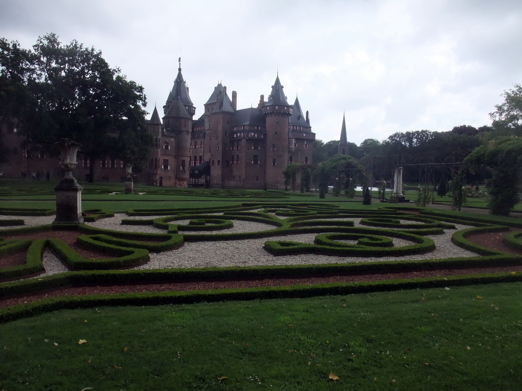 The Buxus Parterre garden, the De Haar Castle and the Châtelet building, viewed from the Kasteellaan street