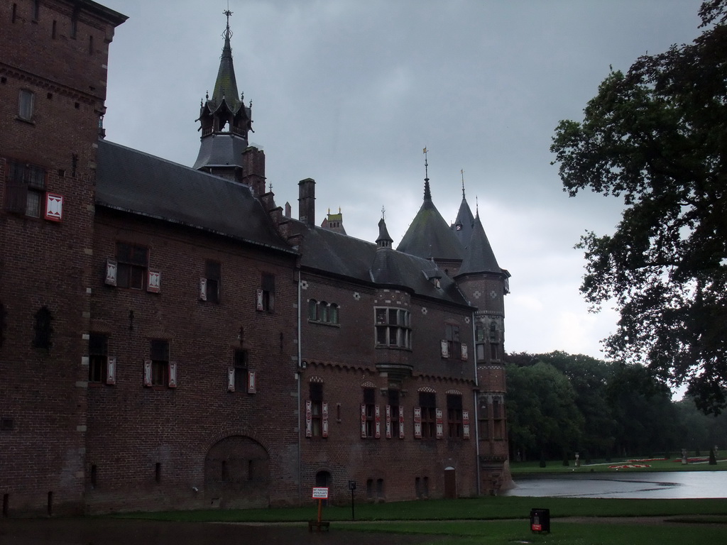 The Châtelet building and the tower of the De Haar Castle