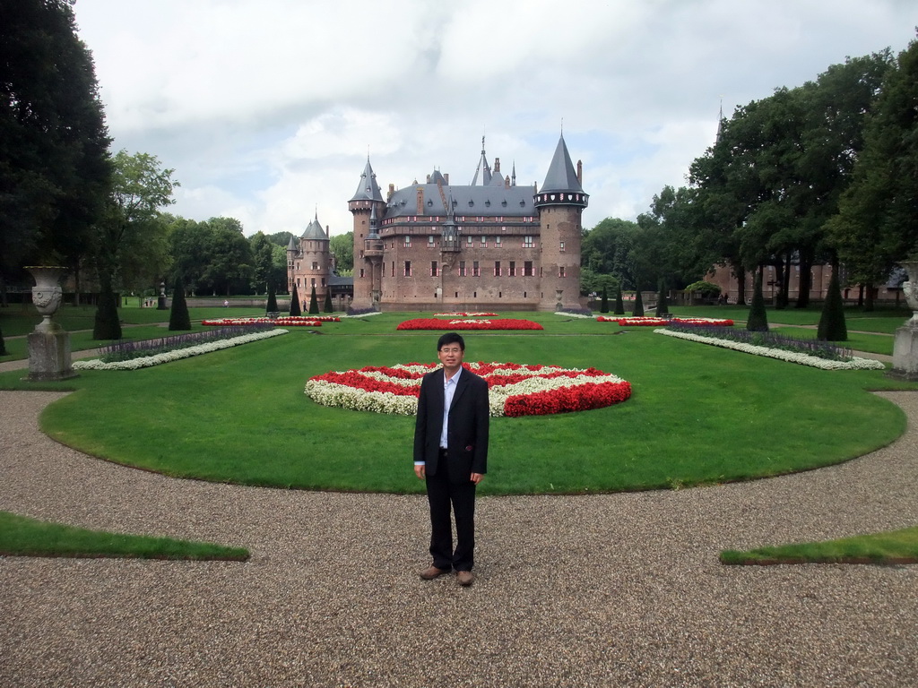 Miaomiao`s friend at the Romeinse Tuin garden, with a view on the east side of the De Haar Castle and the Châtelet building