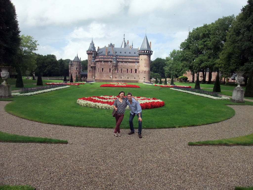 Tim and Miaomiao at the Romeinse Tuin garden, with a view on the east side of the De Haar Castle and the Châtelet building