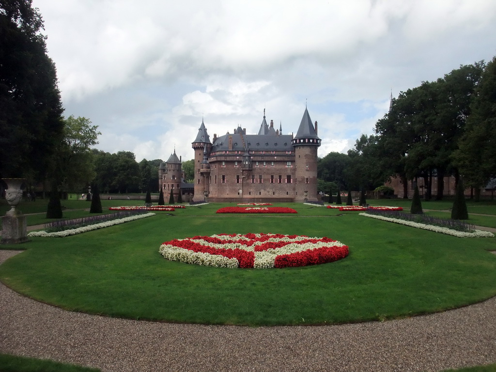 The Romeinse Tuin garden and the east side of the De Haar Castle and the Châtelet building