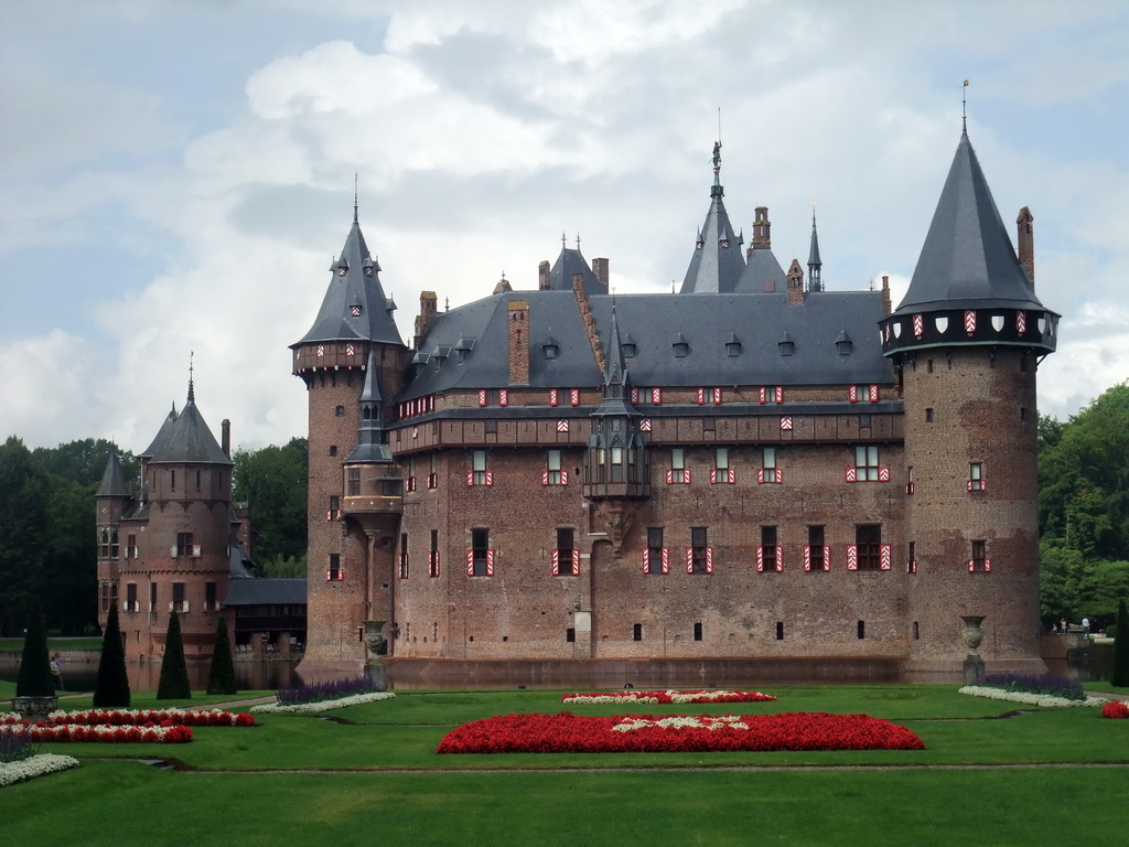 The Romeinse Tuin garden and the east side of the De Haar Castle and the Châtelet building