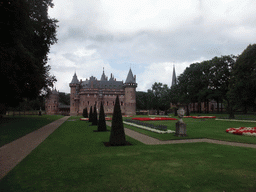 The Romeinse Tuin garden and the east side of the De Haar Castle and the Châtelet building