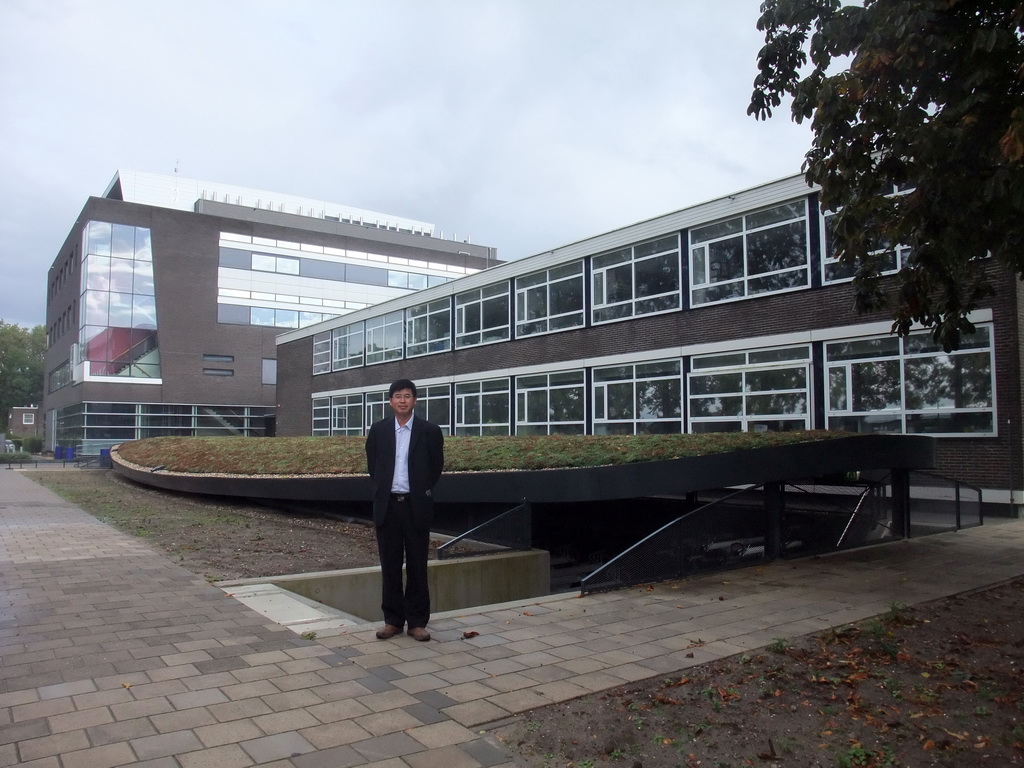 Miaomiao`s friend in front of the Centraalbureau voor Schimmelcultures building at the Uppsalalaan street