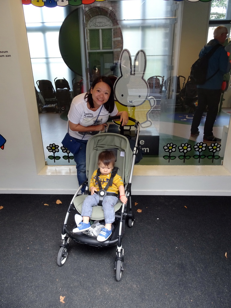 Miaomiao and Max with a statue of Nijntje at the entrance of the Nijntje Museum
