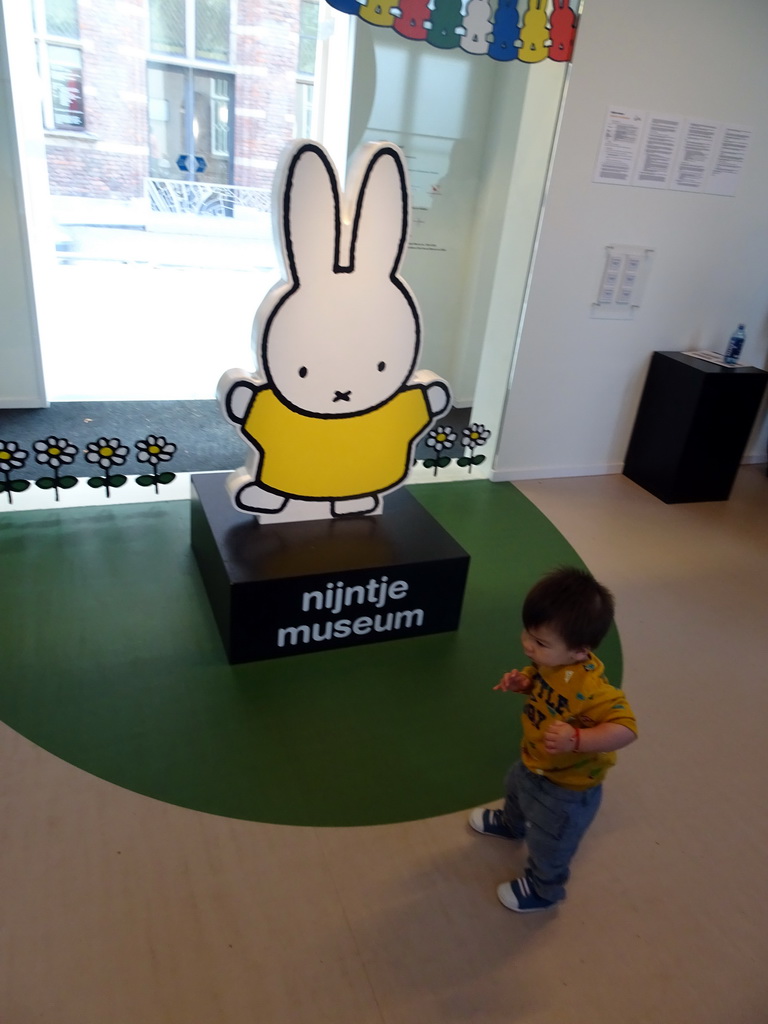 Max with a statue of Nijntje at the entrance of the Nijntje Museum