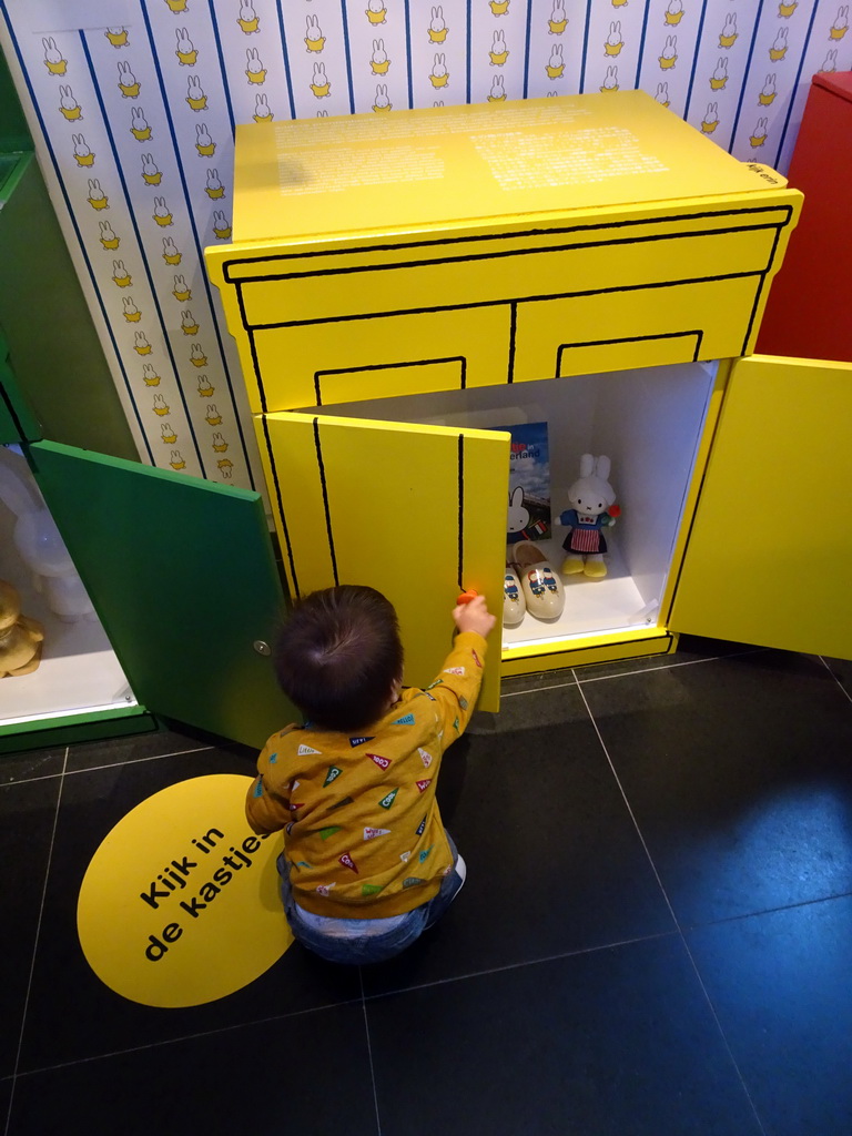 Max and a closet with Nijntje items at the Exhibit Room at the ground floor of the Nijntje Museum