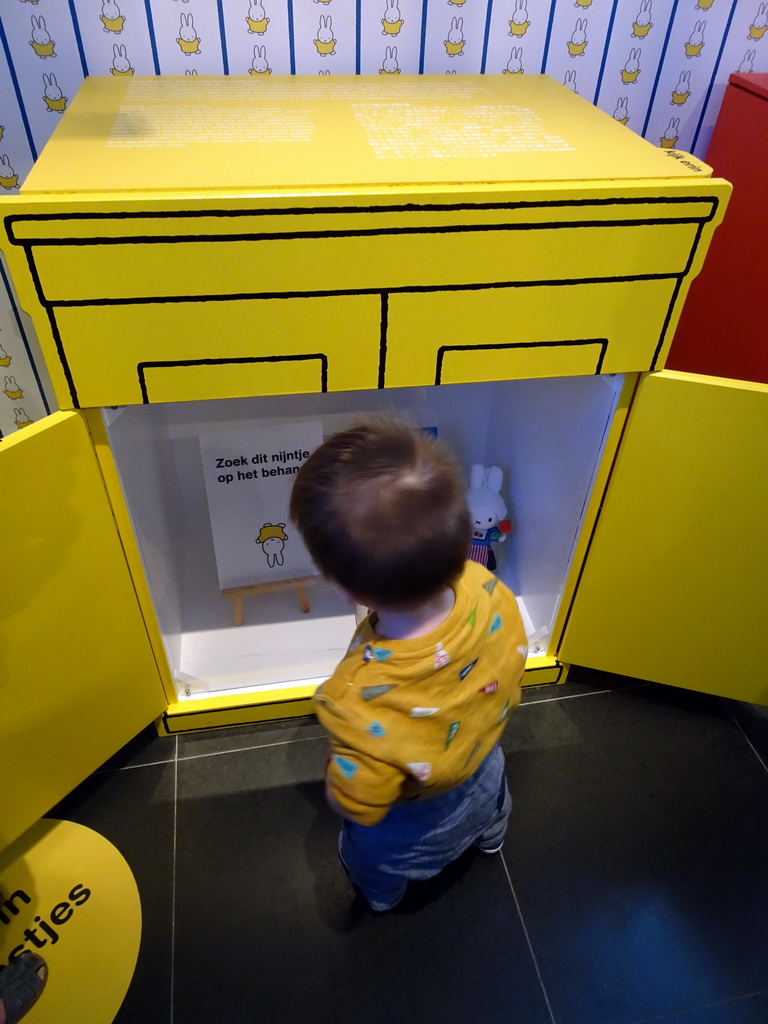 Max and a closet with Nijntje items at the Exhibit Room at the ground floor of the Nijntje Museum