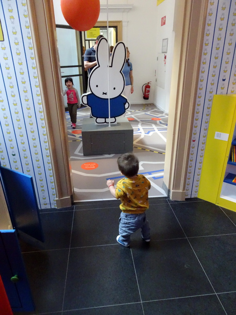 Max with a statue of Nijntje in the hallway at the ground floor of the Nijntje Museum