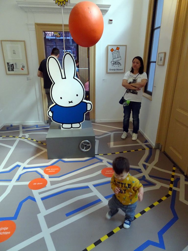 Miaomiao and Max with a statue of Nijntje in the hallway at the ground floor of the Nijntje Museum