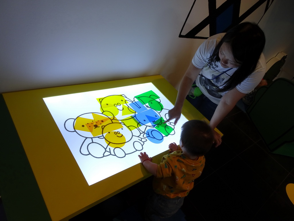 Miaomiao and Max with a Nijntje puzzle at the Museum Room at the ground floor of the Nijntje Museum