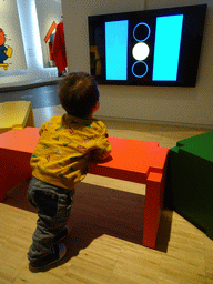 Max looking at a screen with a traffic light at the Traffic Room at the upper floor of the Nijntje Museum