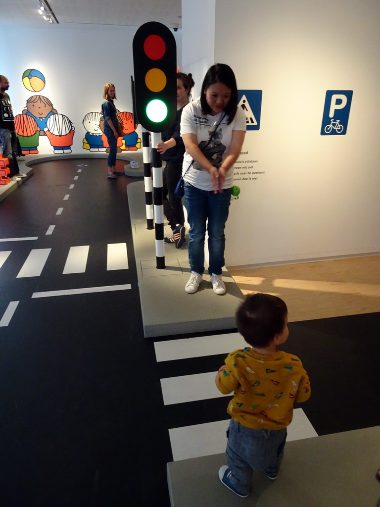 Miaomiao and Max at a pedestrian crossing at the Traffic Room at the upper floor of the Nijntje Museum