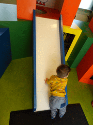 Max at a slide at the Animal Room at the upper floor of the Nijntje Museum