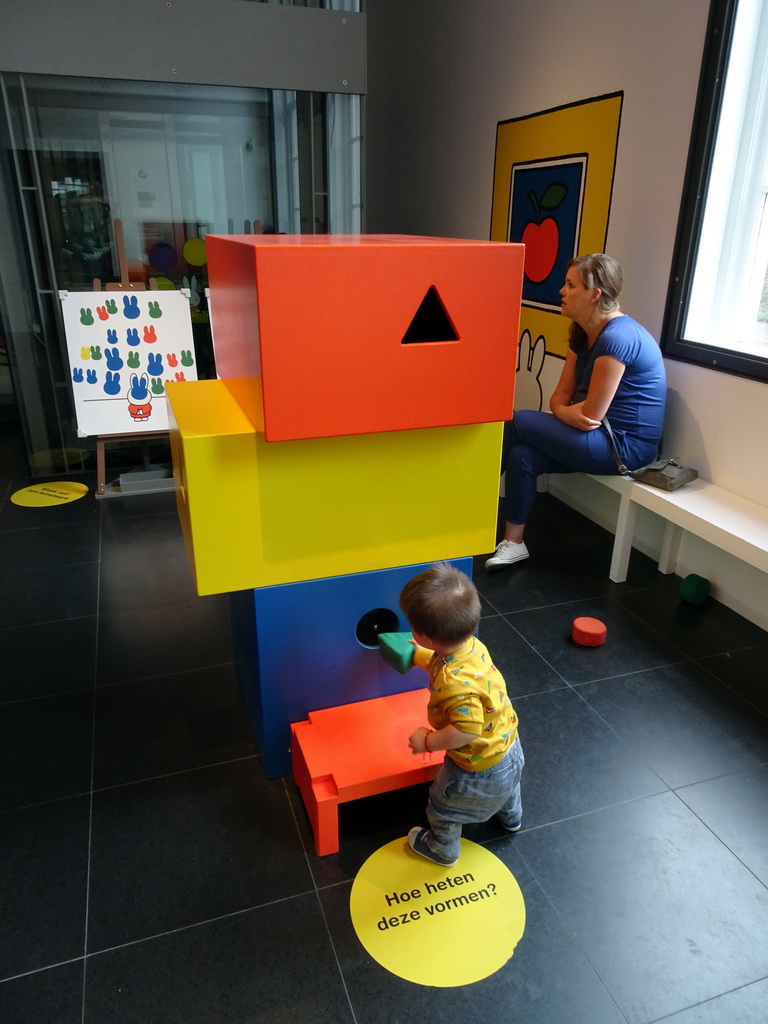 Max playing with a puzzle at the Museum Room at the ground floor of the Nijntje Museum