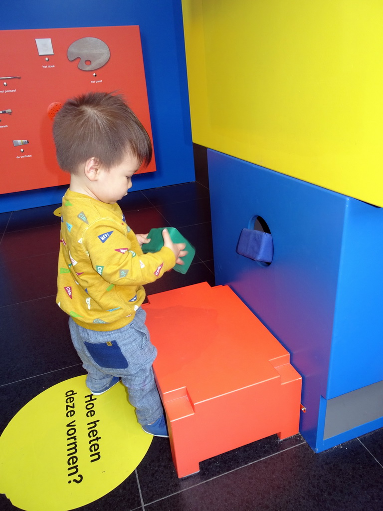 Max playing with a puzzle at the Museum Room at the ground floor of the Nijntje Museum