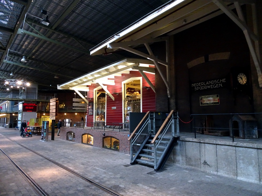 The Loods Nijverdal room and the Spoorwinkel De Loods souvenir shop at the Werkplaats hall of the Spoorwegmuseum