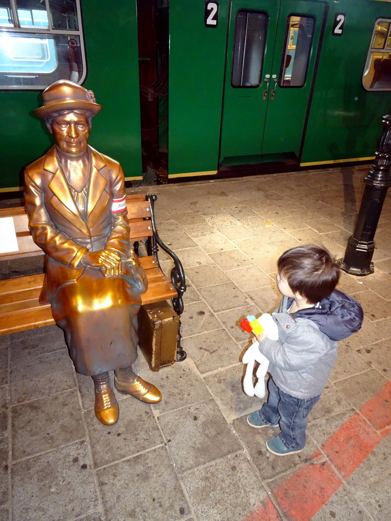 Max with a bronze statue at the `Treinen door de Tijd` exhibition at the Werkplaats hall of the Spoorwegmuseum