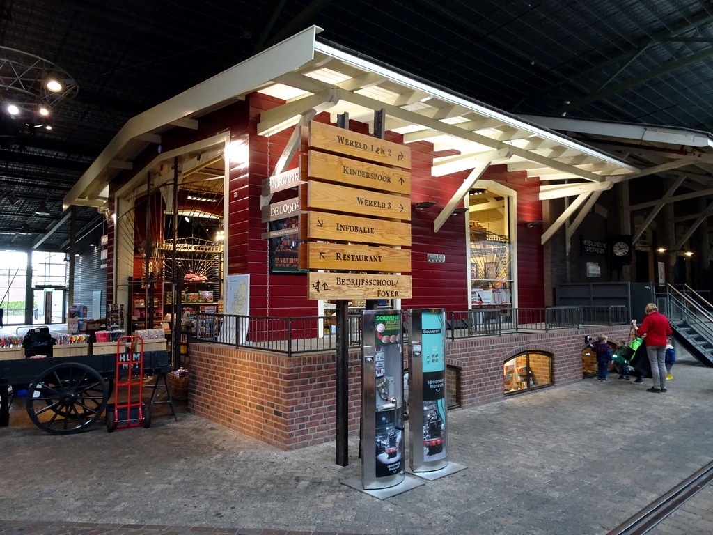 Right front of the Spoorwinkel De Loods souvenir shop at the Werkplaats hall of the Spoorwegmuseum