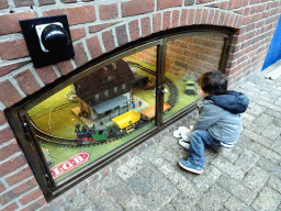 Max with a scale model of a train at the Werkplaats hall of the Spoorwegmuseum
