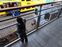 Max at the upper walkway at the Werkplaats hall of the Spoorwegmuseum, with a view on old trains