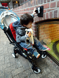 Max with a scale model of a train at the Werkplaats hall of the Spoorwegmuseum