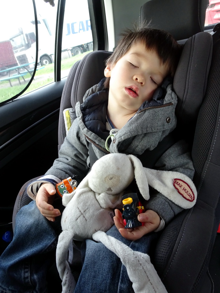 Max sleeping in the car with two model trains from the Spoorwegmuseum