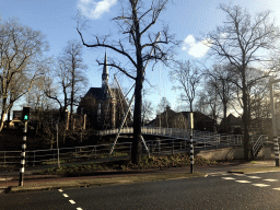 The Martinusbrug pedestrian bridge over the Stadsbuitengracht and the Sint-Martinuskerk church, viewed from the Catharijnesingel street