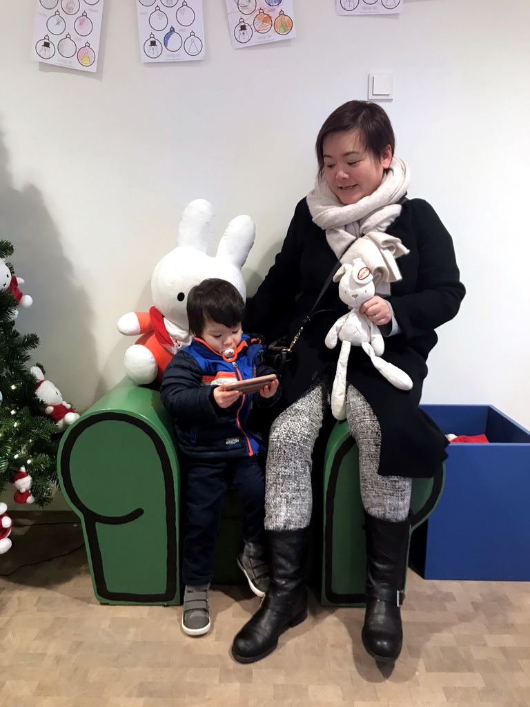 Miaomiao and Max with a statue of Nijntje at the Museumcafé Centraal