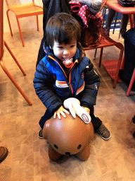 Max on a statue of Snuffie at the Museumcafé Centraal