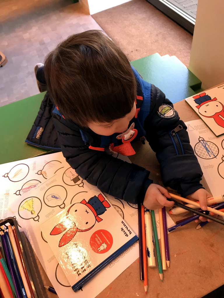 Max playing with pencils at the Museumcafé Centraal