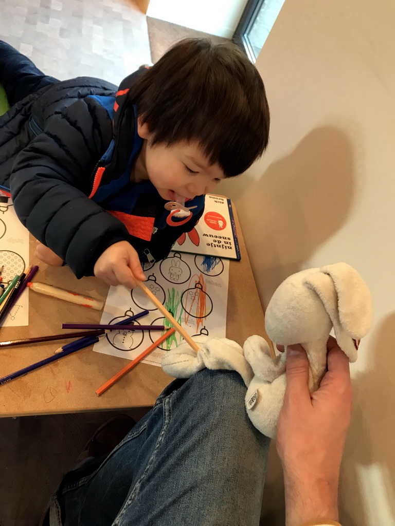 Max playing with pencils at the Museumcafé Centraal