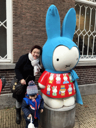 Miaomiao and Max with a statue of Nijntje at the entrance of the Nijntje Winter Museum