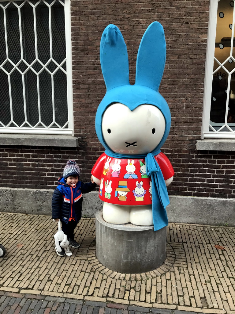 Max with a statue of Nijntje at the entrance of the Nijntje Winter Museum