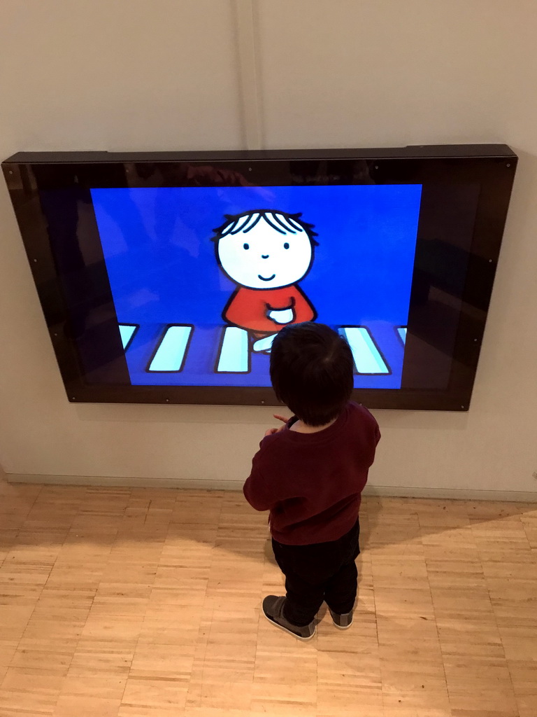 Max with a screen at the Traffic Room at the upper floor of the Nijntje Winter Museum