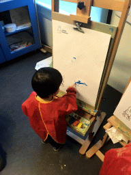 Max painting at the Art Room at the upper floor of the Nijntje Winter Museum