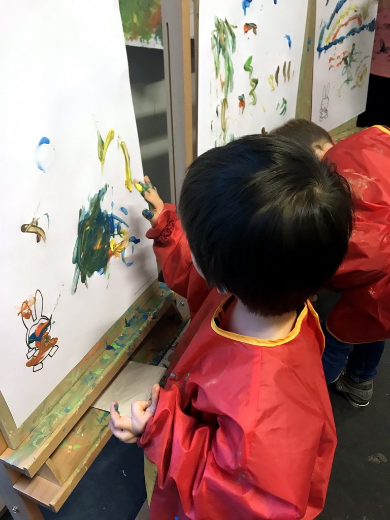 Max painting at the Art Room at the upper floor of the Nijntje Winter Museum