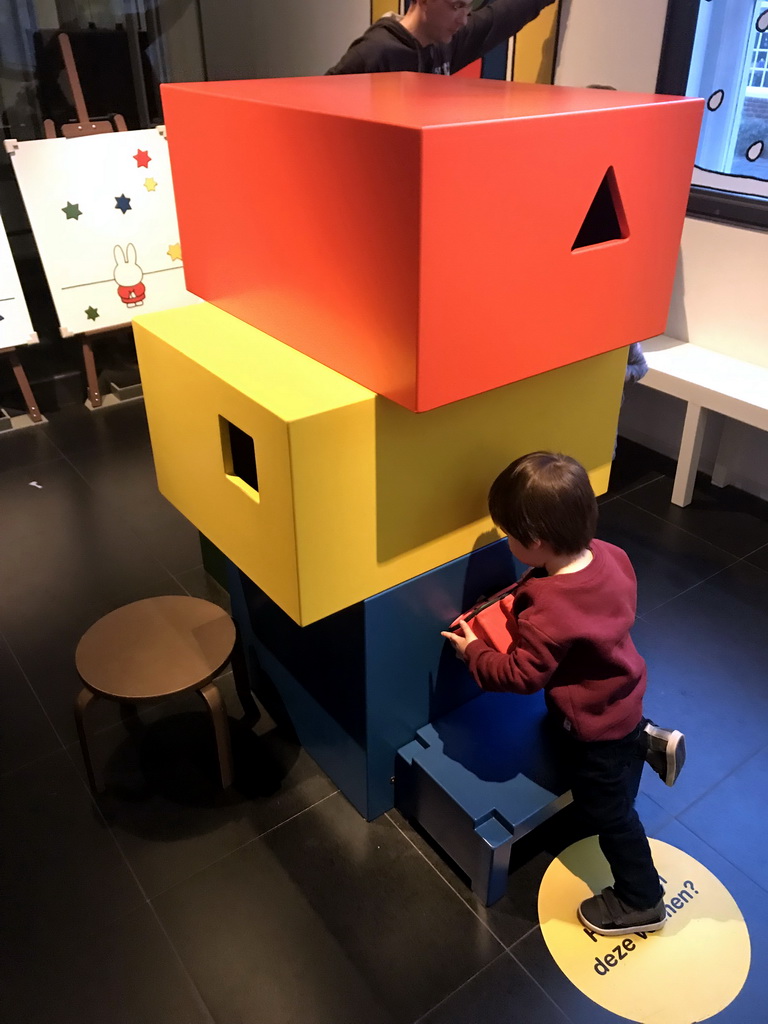 Max playing with a puzzle at the Museum Room at the ground floor of the Nijntje Winter Museum