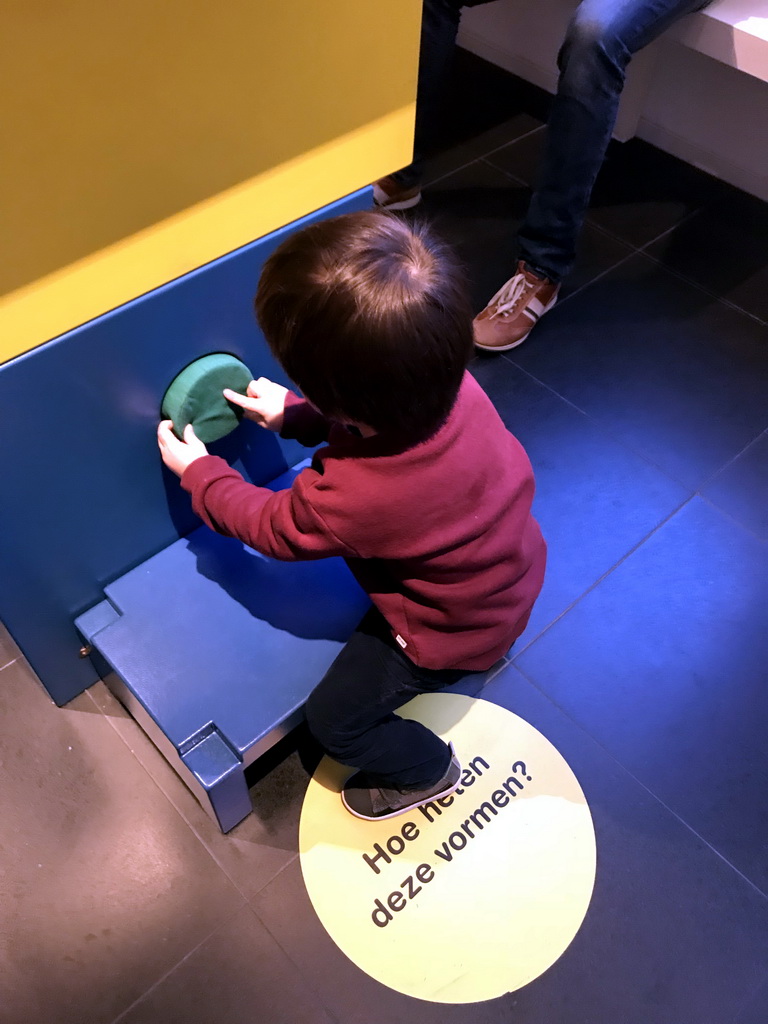 Max playing with a puzzle at the Museum Room at the ground floor of the Nijntje Winter Museum