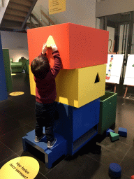 Max playing with a puzzle at the Museum Room at the ground floor of the Nijntje Winter Museum